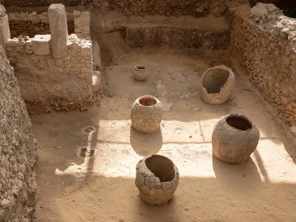 Ruïnes met aardewerken potten tijdens De Nationale Archeologiedagen in Heel.
