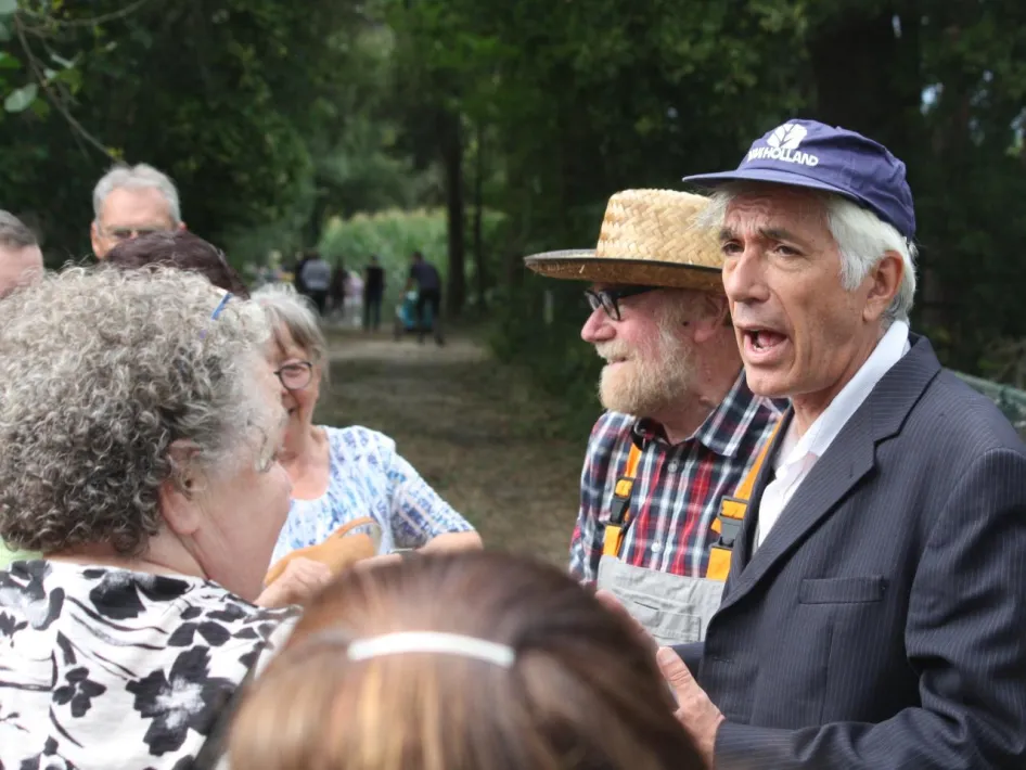 Avond4Daagse Altweerterheide met wandelaars en acteurs tijdens een ontmoeting onderweg.