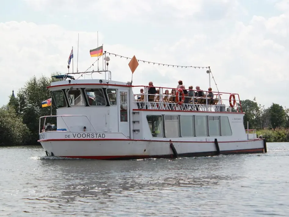 Rondvaart Zuid-Willemsvaart Weert met passagiersboot op het water.