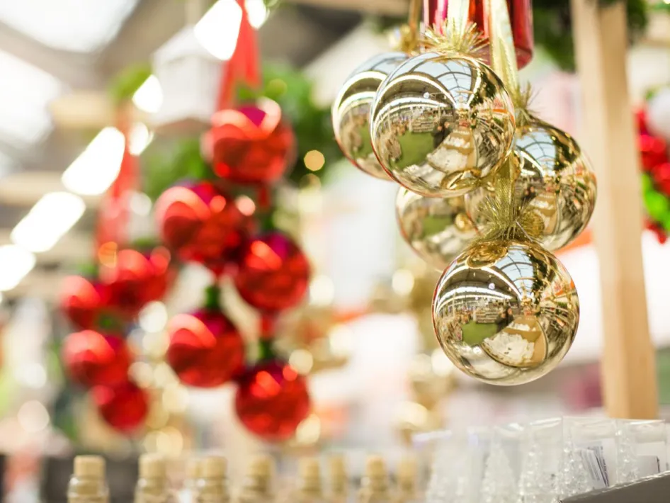 Kerstballen: Glanzende kerstballen bij de Christmas and Vintage Fair op Kasteel Daelenbroeck.