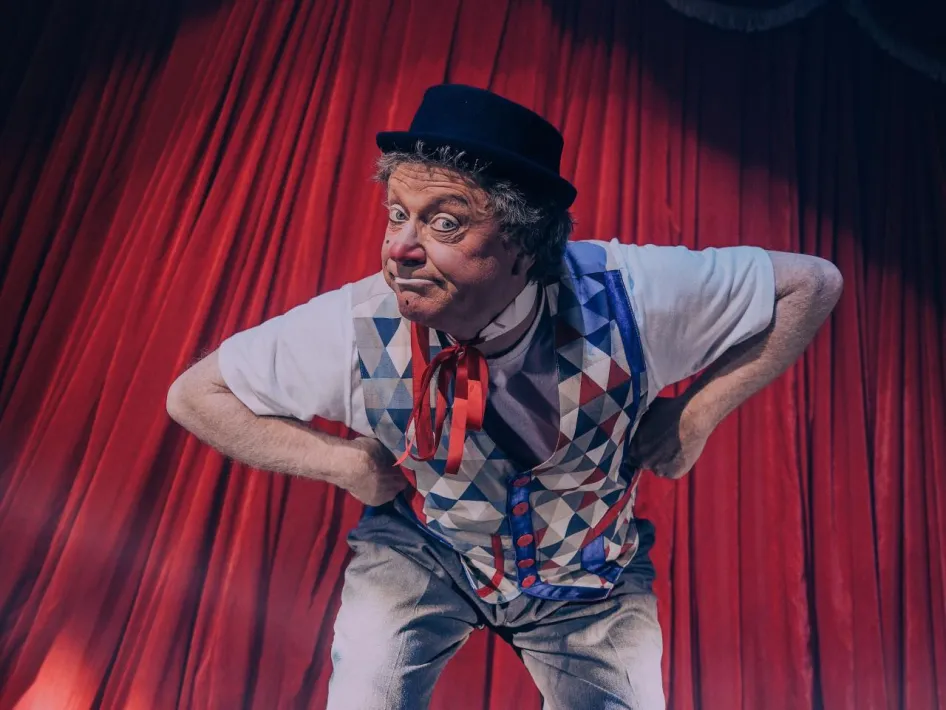 Clown André zorgt voor humor tijdens circus in Weert