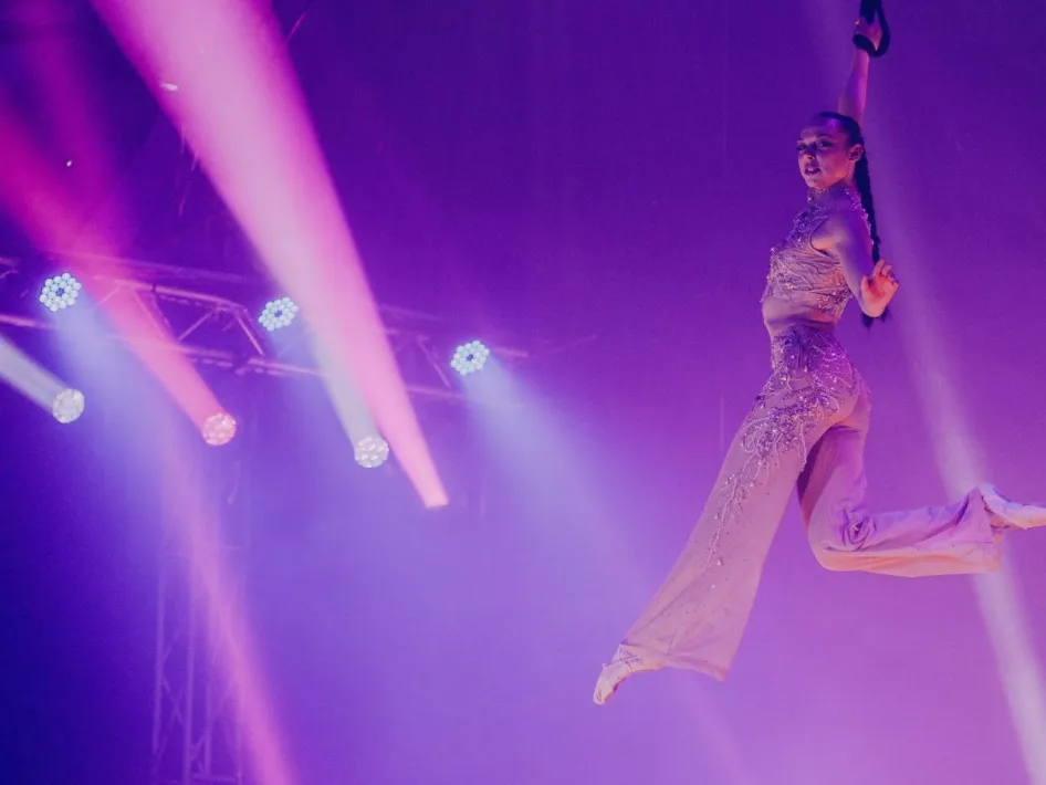 Luchtacrobate Regina Laruss in de piste bij circus in Weert