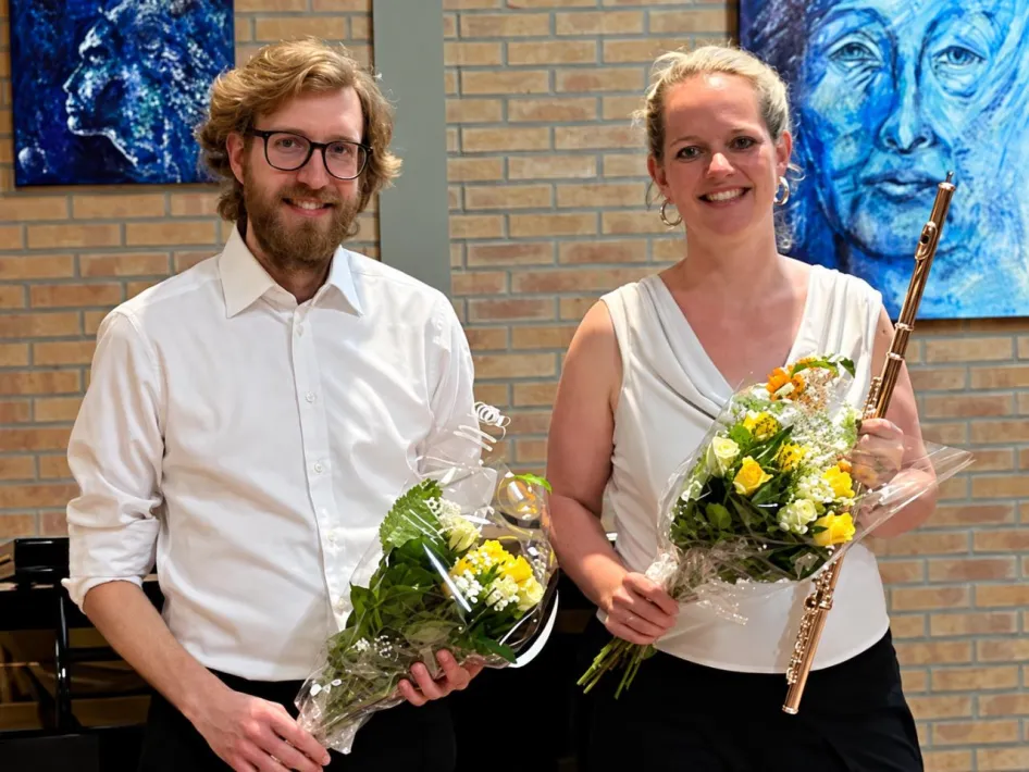 Duo Rura poseert met in ontvangst genomen bloemen na een concert