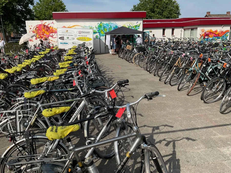 Rijen tweedehands fietsen staan klaar op de fietsenmarkt in Kelpen-Oler.