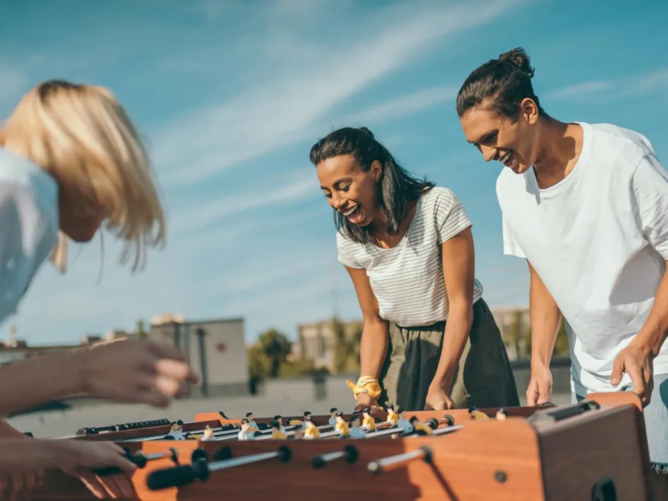 Jongeren spelen tafelvoetbal tijdens GameSquare Roermond.