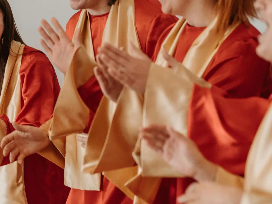 Gospelgroep B-Light op het Peelpodium klapt mee tijdens een gospeloptreden.