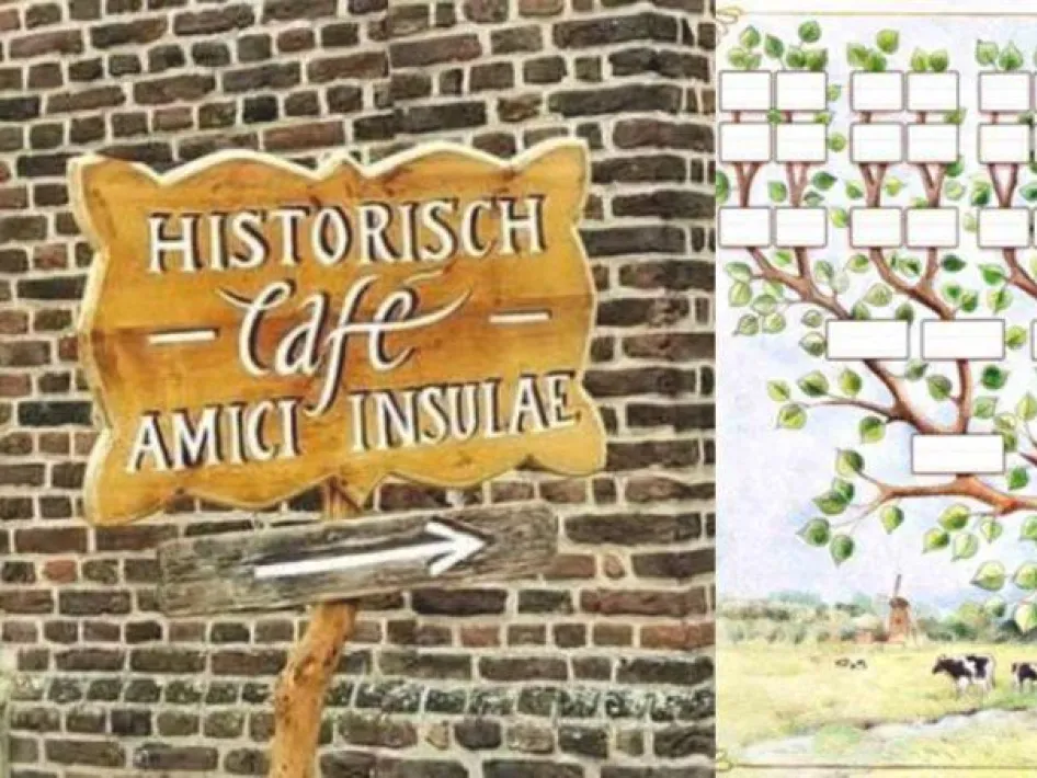 Houten bord met tekst Historisch Café Amici Insulae voor bakstenen muur, met pijl naar rechts en een stamboomposter ernaast.
