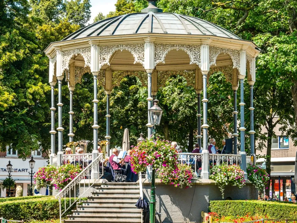 Kioskconcerten Munsterplein Roermond met een harmonieorkest dat optreedt in de historische muziekkiosk op het Munsterplein.