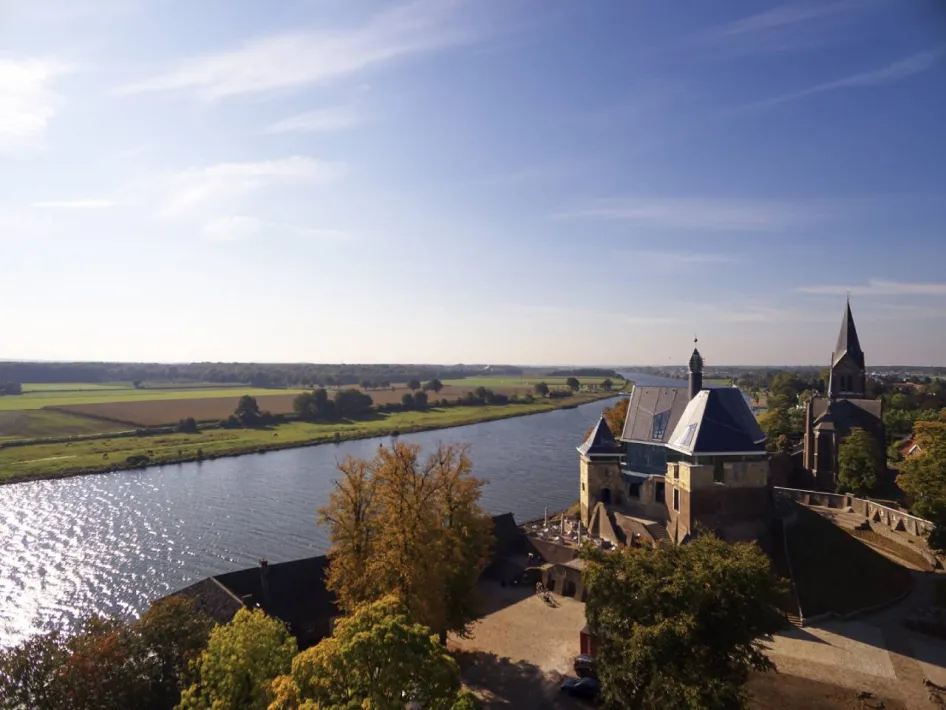 Uitzicht op Kasteel de Keverberg in Kessel aan het water, locatie van Kunstmarkt Kessel.