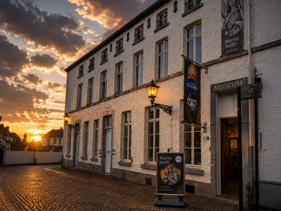 Museum Thorn bij avondlicht, locatie van Lezing: De Madonna van licht en donker.