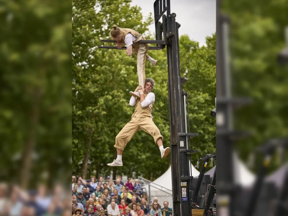 Acrobatische voorstelling tijdens Limburg Festival, met twee artiesten bij een heftruck voor publiek in de buitenlucht.