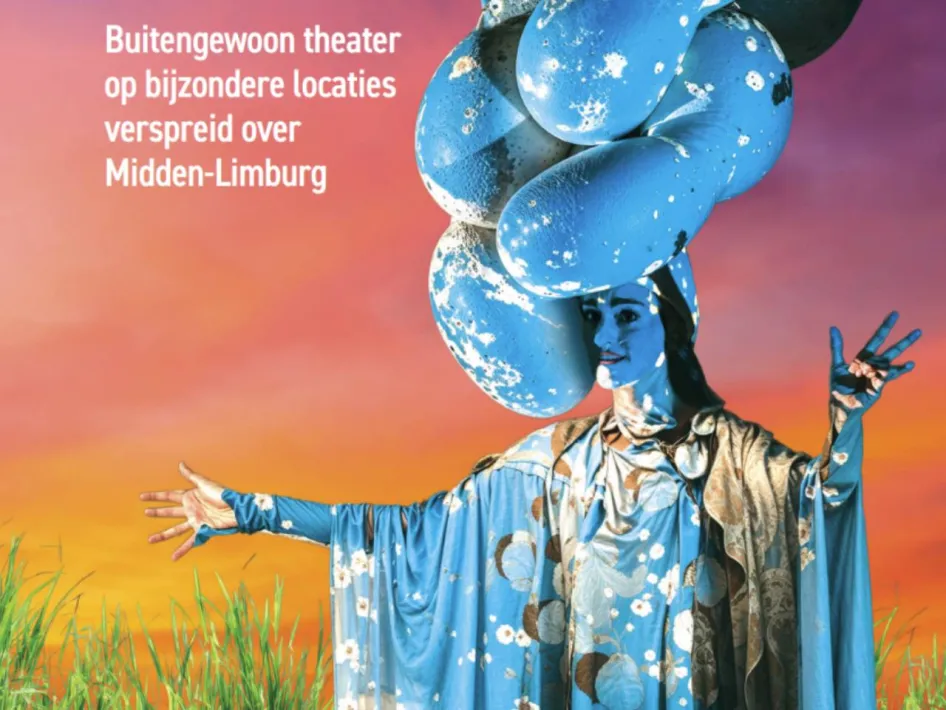 Limburg Festival met straattheaterartiest in blauw kostuum en opvallend hoofddeksel tegen een kleurrijke achtergrond.
