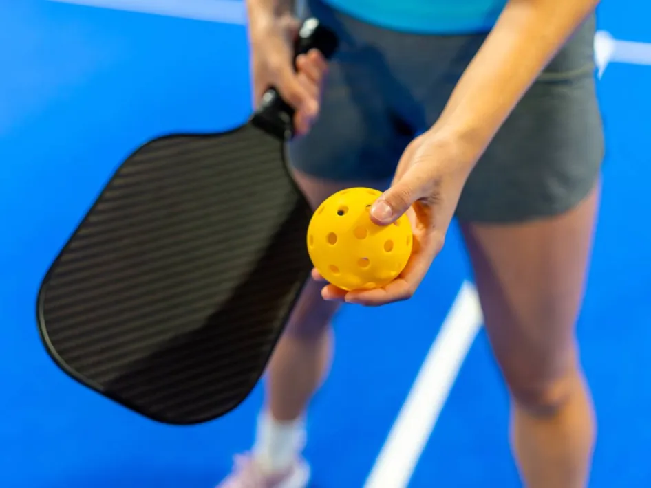 Limburg open Pickleball: een speelster staat klaar om te serveren