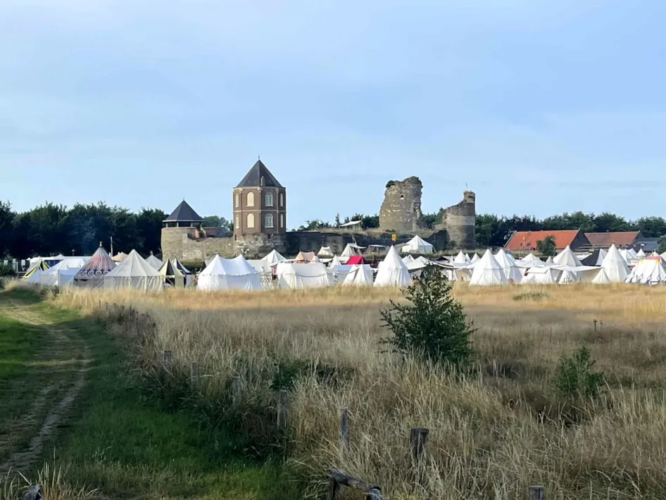 Middeleeuws Montfort: Bezoek uitgestrekte kampementen en ontmoet 400 middeleeuwers