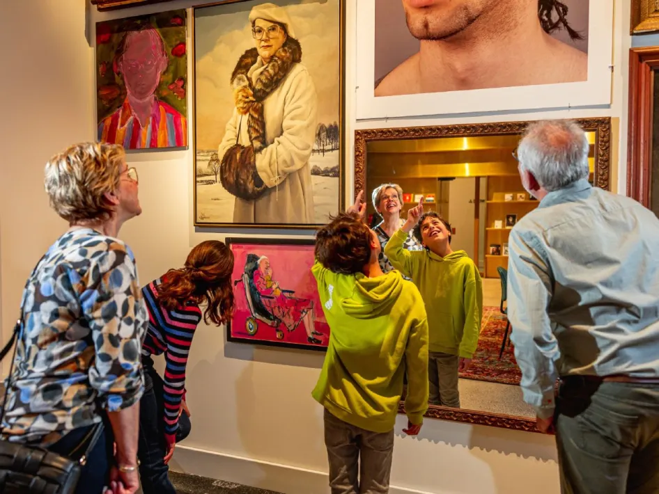 Kinderen en volwassenen ontdekken kunstwerken en wijzen details aan tijdens het museumweekend in Museum W