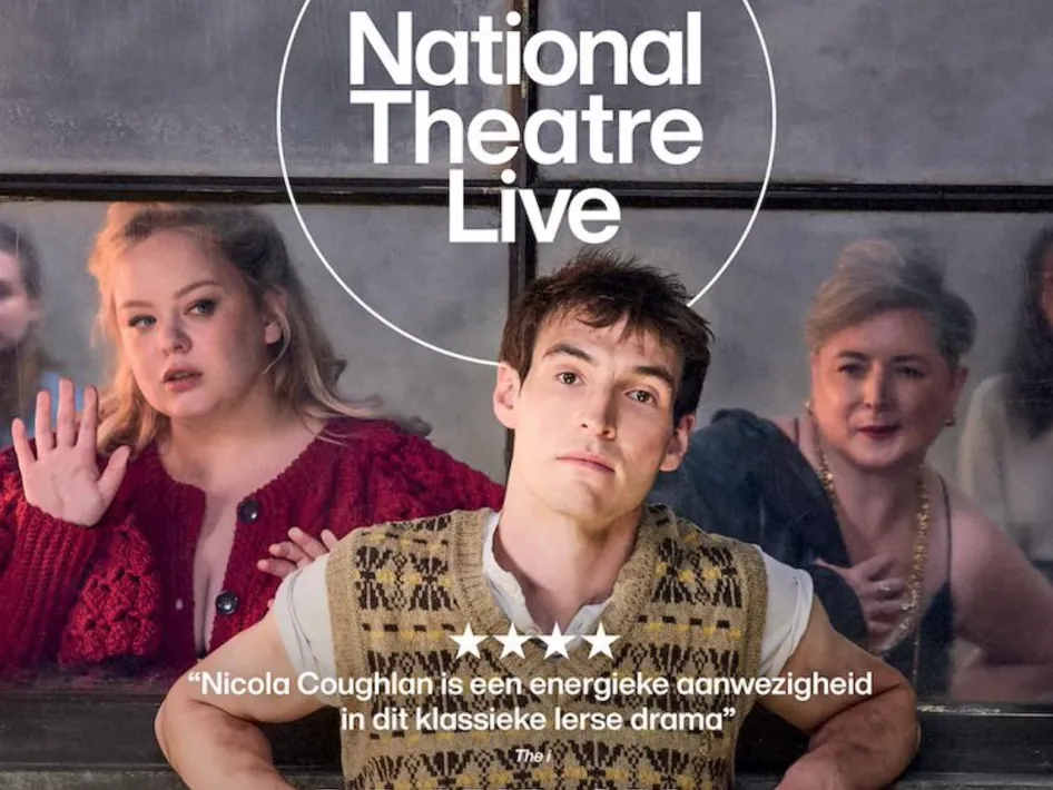 The Playboy of The Western World met drie acteurs achter glas en het logo van National Theatre Live op de achtergrond