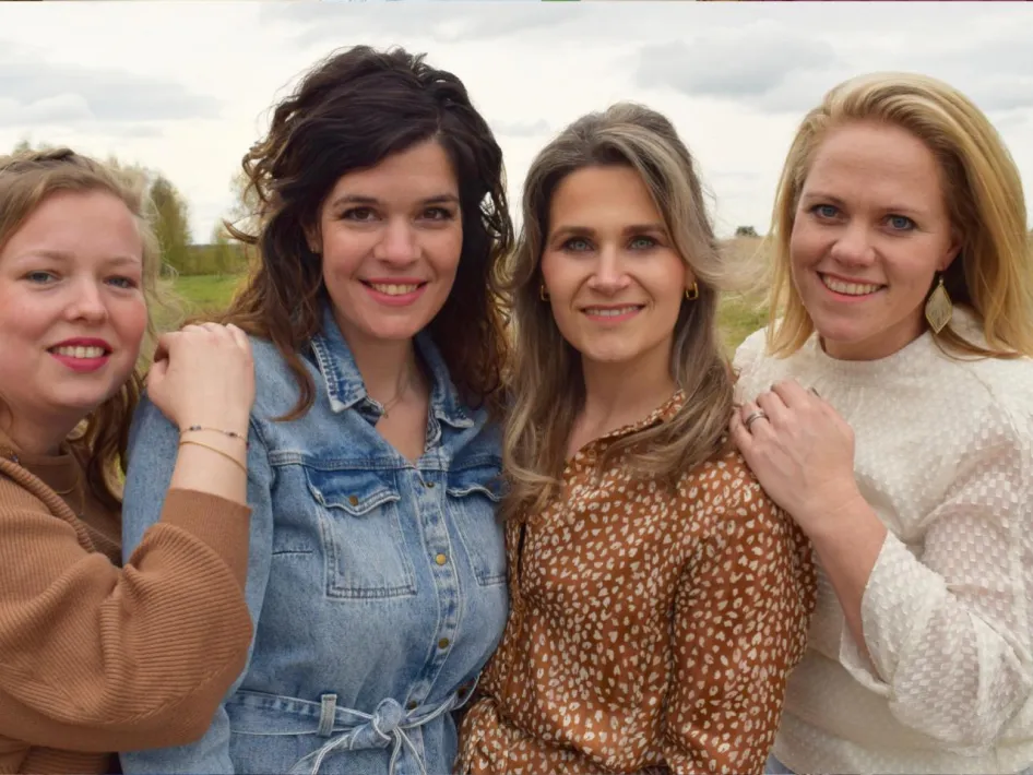 Vocal group Blended treedt op tijdens het Peelpodium bij Buitencentrum De Pelen en poseert samen voor een promotiefoto in de buitenlucht.