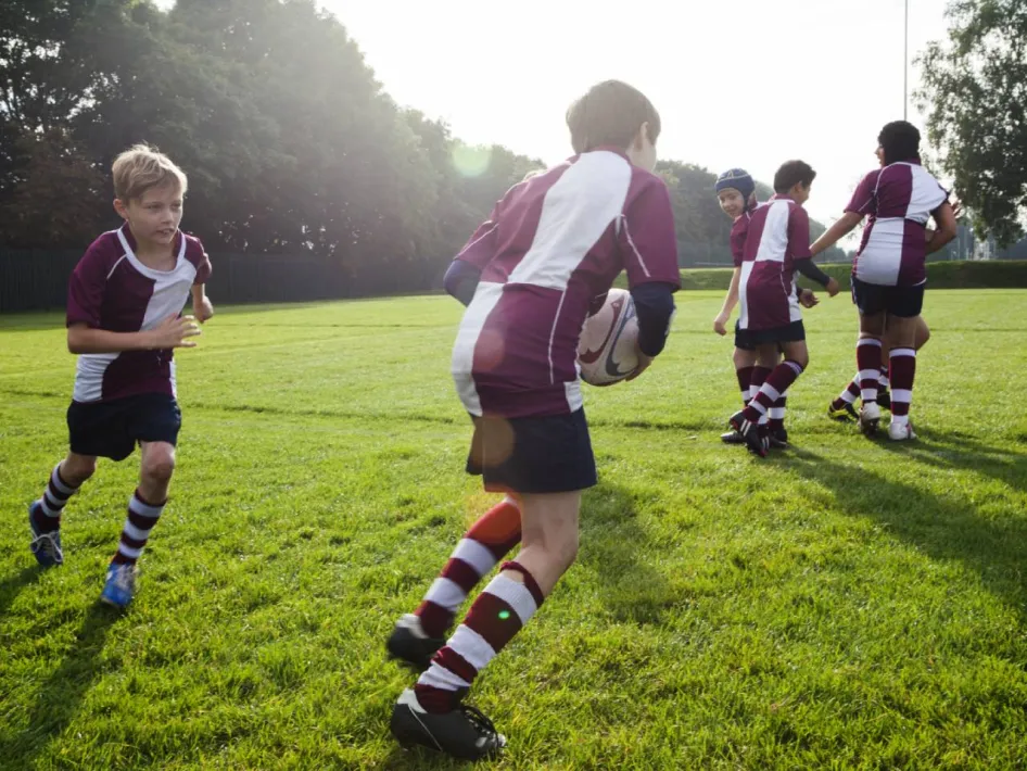 Kinderen volgen een rugbyclinic tijdens de Roermondse Sportzomer in Roermond.
