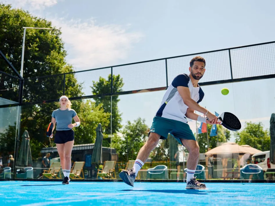 Deelnemers spelen padel tijdens de Roermondse Sportzomer in Roermond.