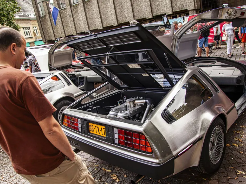 Roermondvol Oldtimers met een klassieke DeLorean tijdens de oldtimershow in het centrum van Roermond.