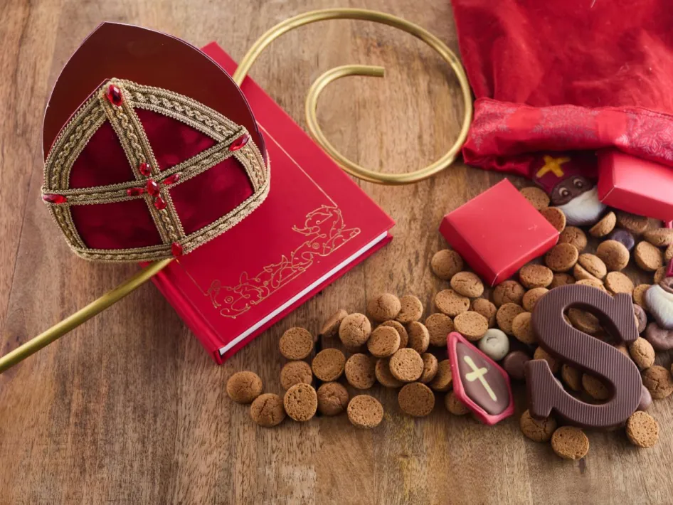 Sinterklaasintocht Swalmen: De mijter en staf van Sinterklaas liggen op een tafel met lekkers