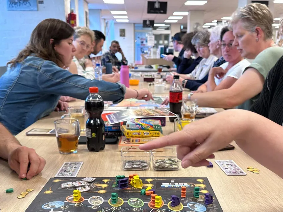 Spellenmiddag in Museum Peel en Maas waar jong en oud samen genieten van een gezellige middag vol bordspellen.