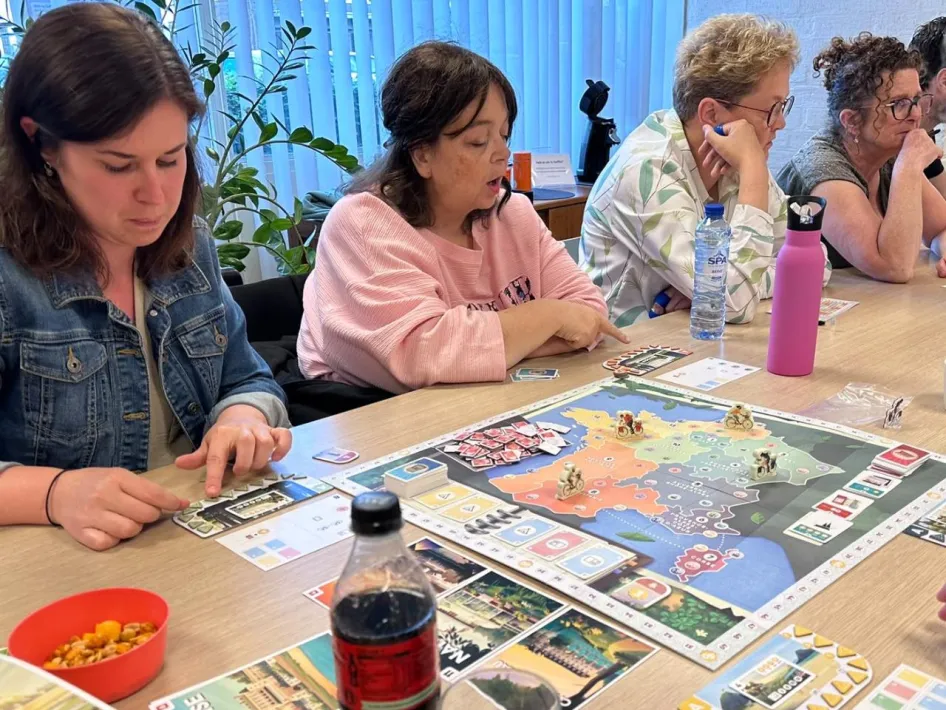 Spellenmiddag in Museum Peel en Maas waar deelnemers samen een strategisch bordspel spelen aan tafel.