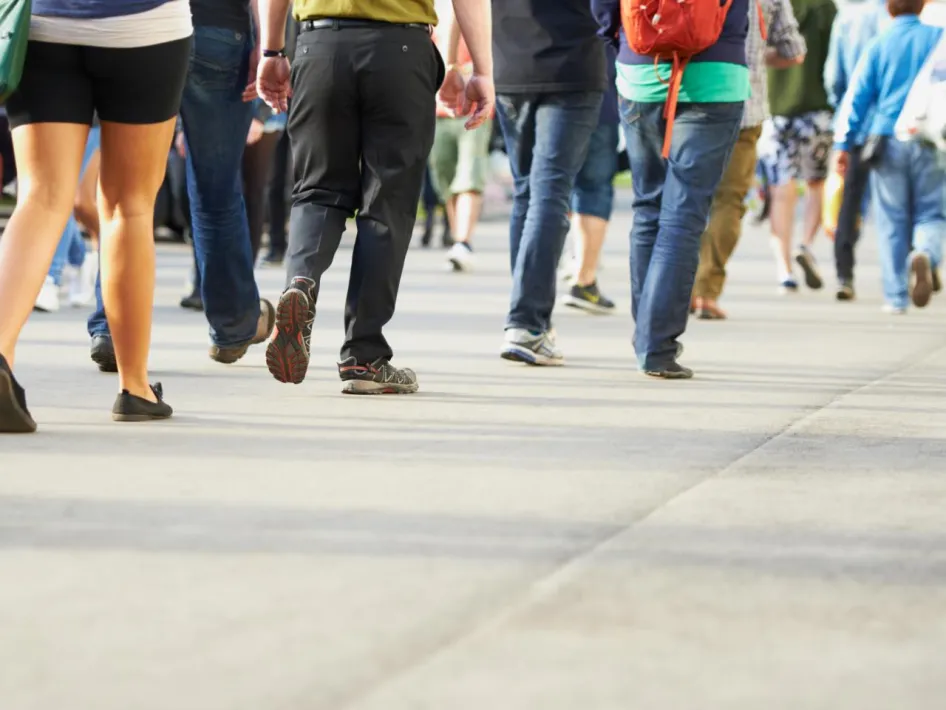Bezoekers wandelen samen tijdens de Weerter Queer stadswandeling door het centrum van Weert.