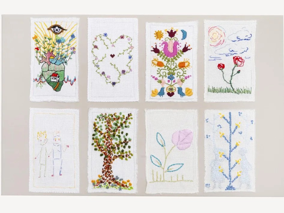 Wyschywanka borduurwerken met onder meer bloemen, harten, bomen en natuur als verbeelding van hoop.