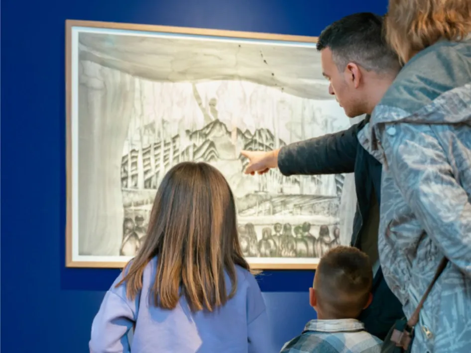 Bezoekers ontdekken de tentoonstelling van Danielle Lemaire voorafgaand aan de Zomerse tekenworkshops in Museum W.
