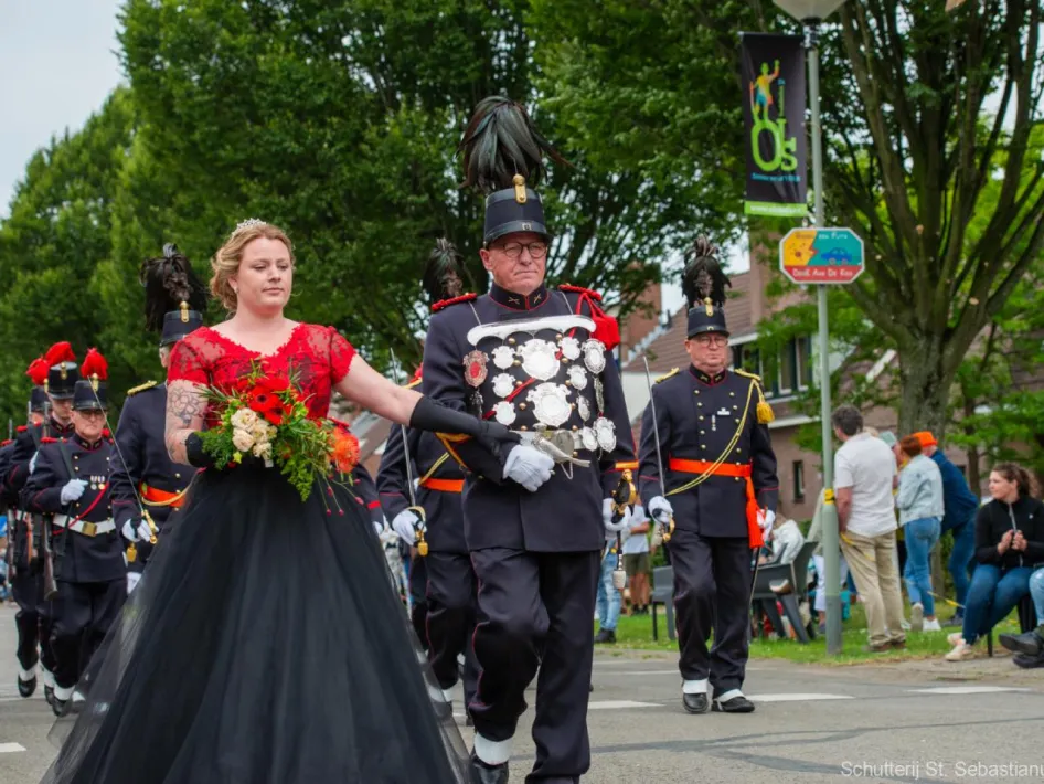 Keizersinstallatie Schutterij Sint-Sebastianus Heel: het keizerspaar met schutters in uniform tijdens een rondgang door Heel.