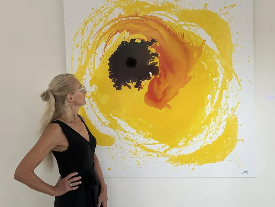 Mathilde Pil bekijkt een van haar schilderijen tijdens de tentoonstelling Hoop