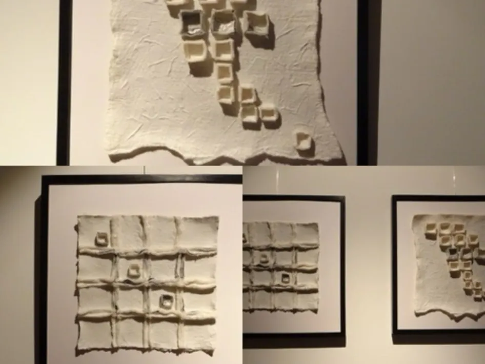 Collage van drie witte reliëfkunstwerken in lijsten, bestaande uit geometrische vormen op papierachtig materiaal.