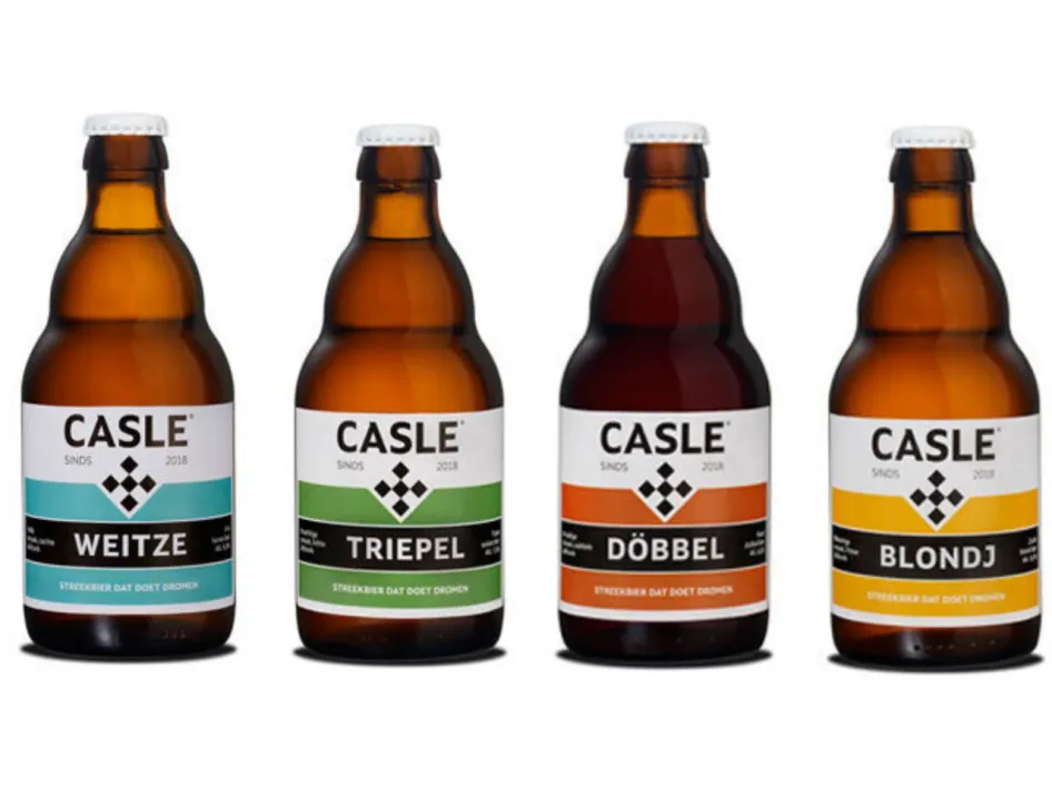 Vier flesjes CASLE-bier (Weitze, Triepel, Döbbel en Blondj) netjes op een rij met een witte achtergrond.