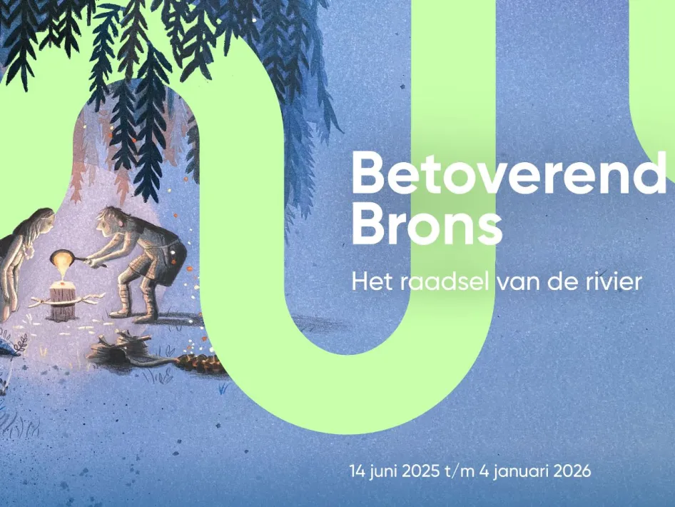 Illustratieve banner van de tentoonstelling Betoverend Brons – Het raadsel van de rivier, met twee bronstijdfiguren die een gloeiend voorwerp in een boomstronk gieten, omringd door bome