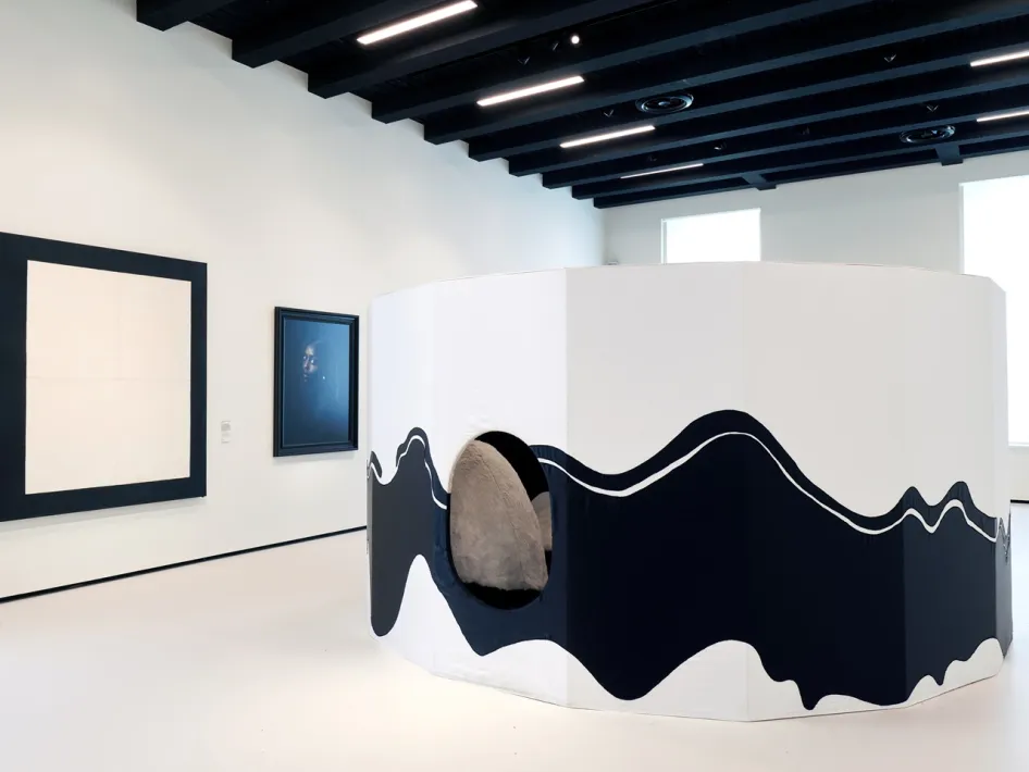 Kunstwerk Soft Living Room van Maria van Elk in de tentoonstelling nul vrouwen in museum van Bommel van Dam.