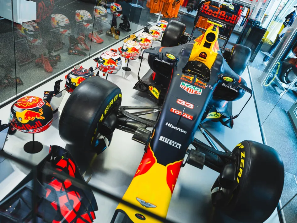 Der RB19 ist im Max Verstappen Shop in Swalmen ausgestellt, einer der Stationen, die Sie während der Radtour Auf den Spuren von Max machen können.