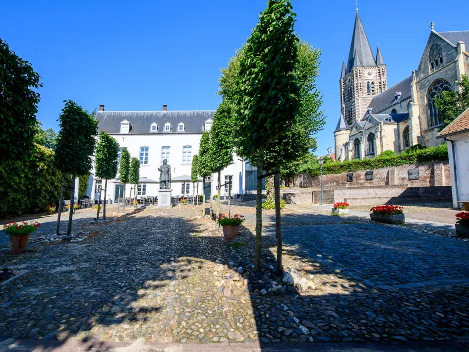 Het historische centrum van Thorn met sfeervol plein en de Abdijkerk langs de Maasstadjestour.