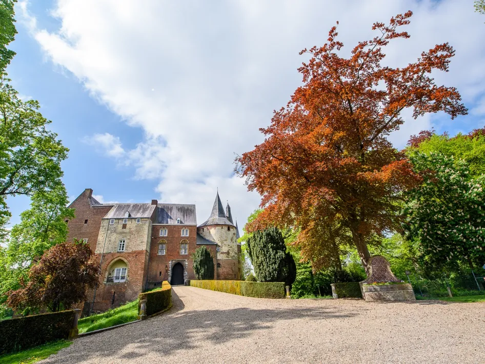 Kasteel Horn, een historisch kasteel langs de fietsroute Moeder Maas tussen Grathem en Neer.