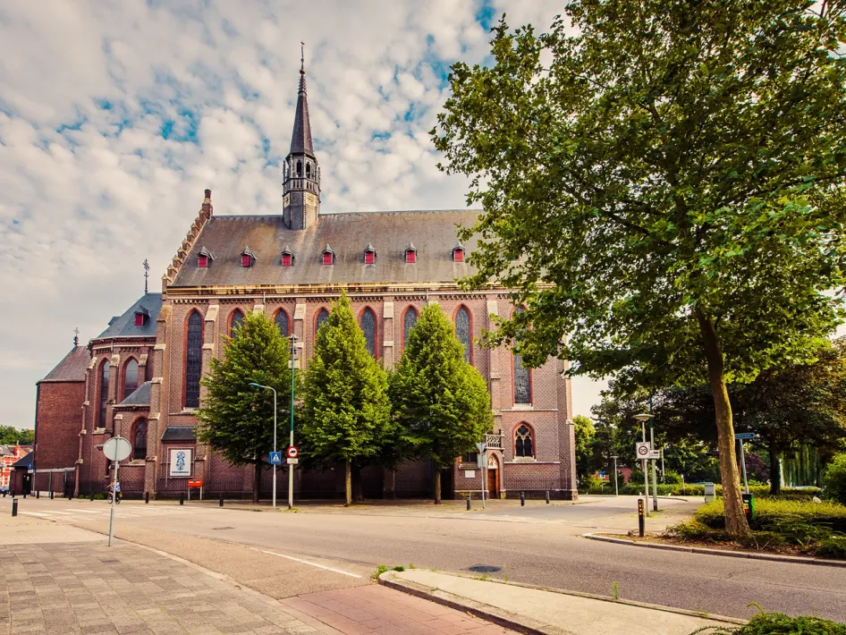Exterieur van de Kapel in ’t Zand in Roermond, een bezienswaardigheid langs de fietsroute Ontdekkingstocht Roermond.