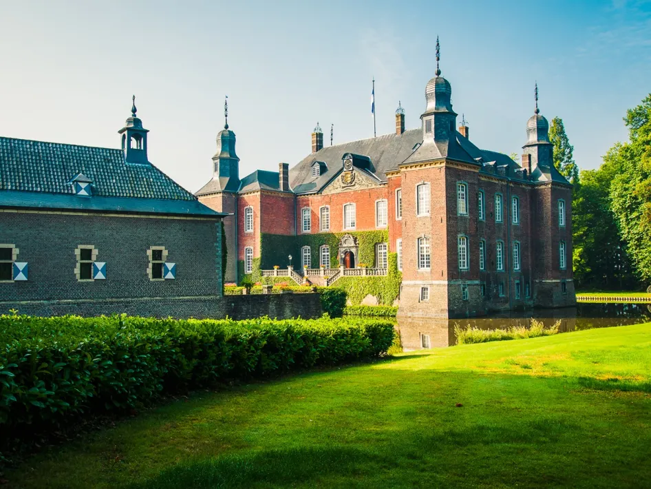 Uitzicht op het statige Kasteel Hillenraad, onderdeel van de fietsroute Ontdekkingstocht Roermond.