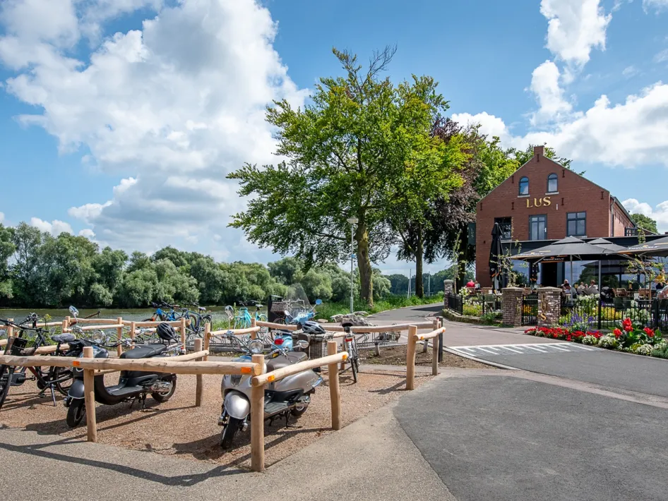 Brasserie LUS in Linne met terras, fietsenstalling en uitzicht op het water.