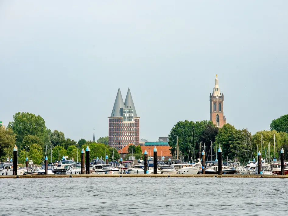 Yachthafen von Roermond mit Booten und der Skyline der Stadt im Hintergrund.