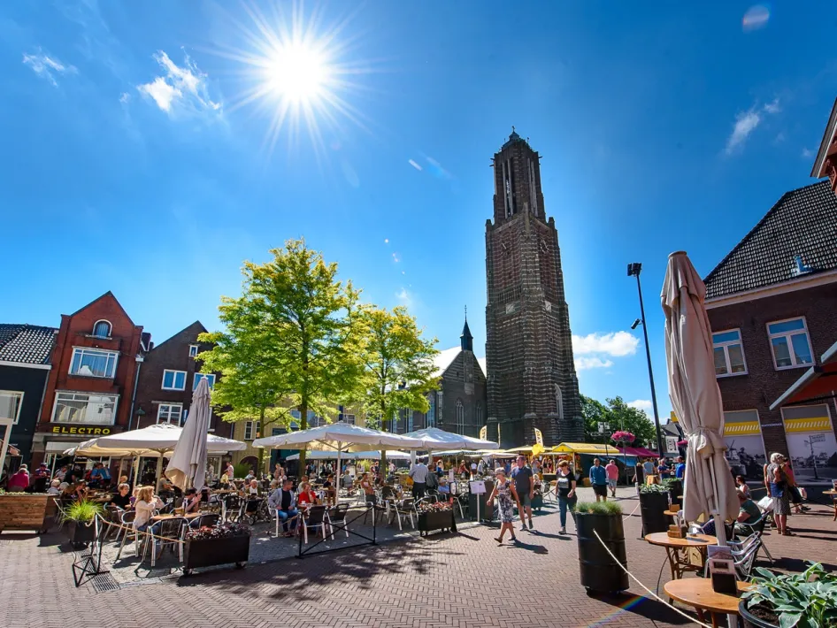 Gezellige markt in het centrum van Weert met terrassen en uitzicht op de Sint-Martinuskerk