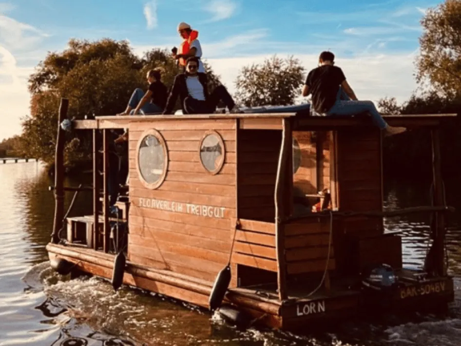 Floßverleih TreibGuT mensen zitten op het dak