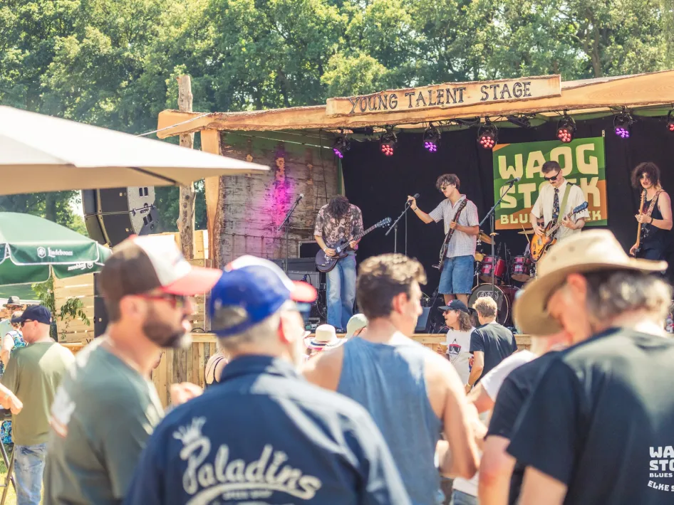 Waogstock-bezoekers genieten op een gezellig, sfeervol festivalterrein van blues- en rockbands. Young Talent Stage in beeld.
