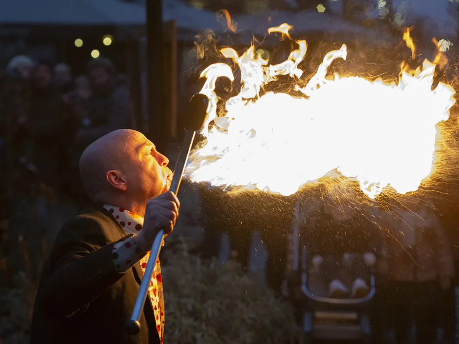 Vuurspuwende man tijdens het Eynder Pieck Festeyn