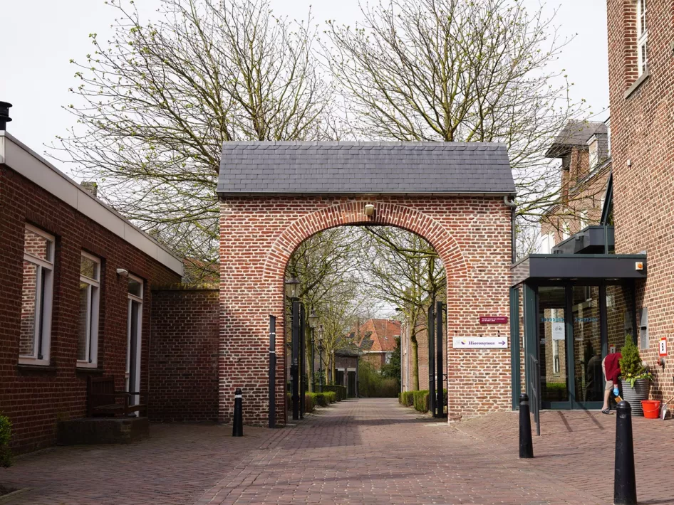 De toegangspoort en de ingang van het Fransiscushuis in Weert
