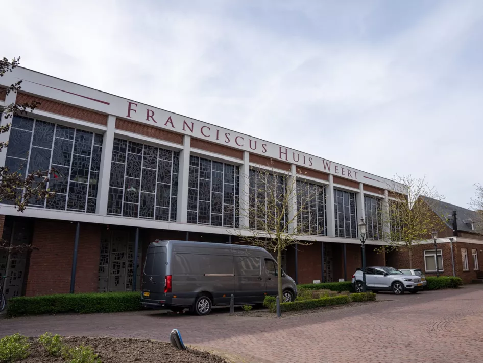 Het vooraanzicht van het Fransiscushuis in Weert