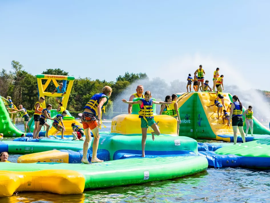 Kinder spielen im Aquapark von Fun Beach